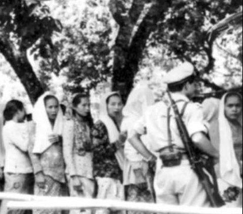 6 Potret Lawas Suasana Pemilu Pertama di Indonesia Tahun 1955, Ada Penitipan Anak hingga Bule Ikut Nyoblos