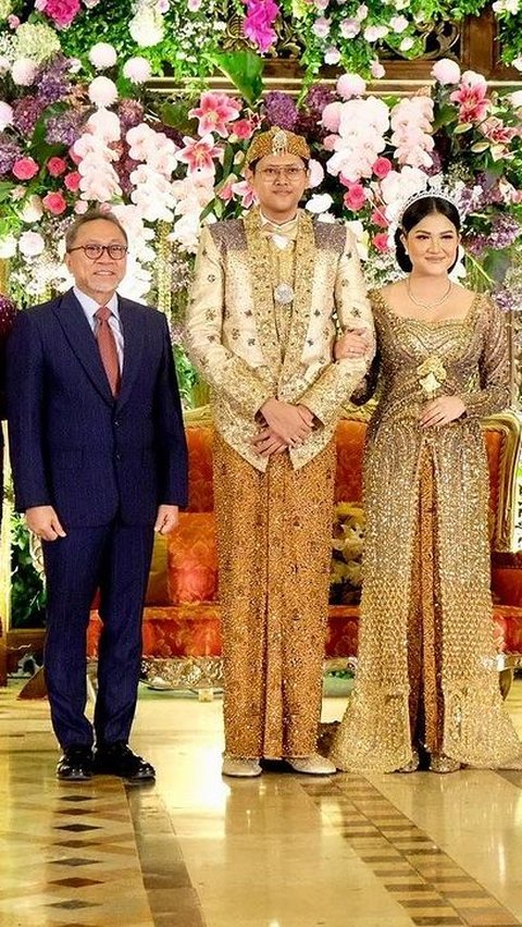 Selain itu, hadir pula Menteri Perdagangan Zulkifli Hasan pada acara pernikahan Ditya dan Natasha. Hal ini terlihat dari unggahannya di akun media sosial miliknya.<br>