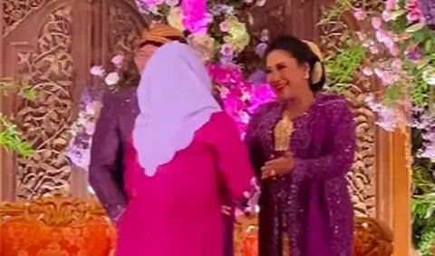 Yenny juga mendoakan kepada pasangan pengantin baru agar rumah tangga keduanya bisa dipayungi oleh rasa cinta, kesetiaan dan dukungan. <br>