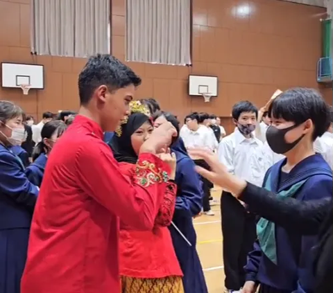 Indonesian Student Becomes the Target of a Japanese Student, Thinking They Want to Take a Photo Together Turns Out They Want a Hug