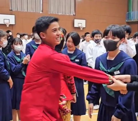 Indonesian Student Becomes the Target of a Japanese Student, Thinking They Want to Take a Photo Together Turns Out They Want a Hug