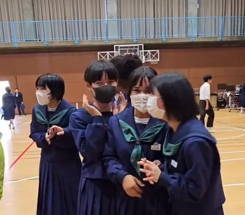 Indonesian Student Becomes the Target of a Japanese Student, Thinking They Want to Take a Photo Together Turns Out They Want a Hug