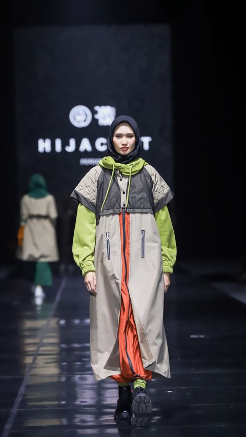 Practical Design Jacket and Hijab, Stylish and Functional Look