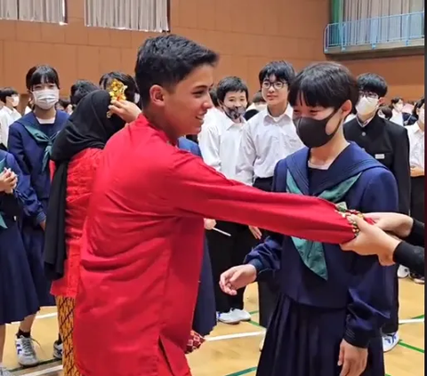 Indonesian Student Becomes the Target of a Japanese Student, Thinking They Want to Take a Photo Together Turns Out They Want a Hug