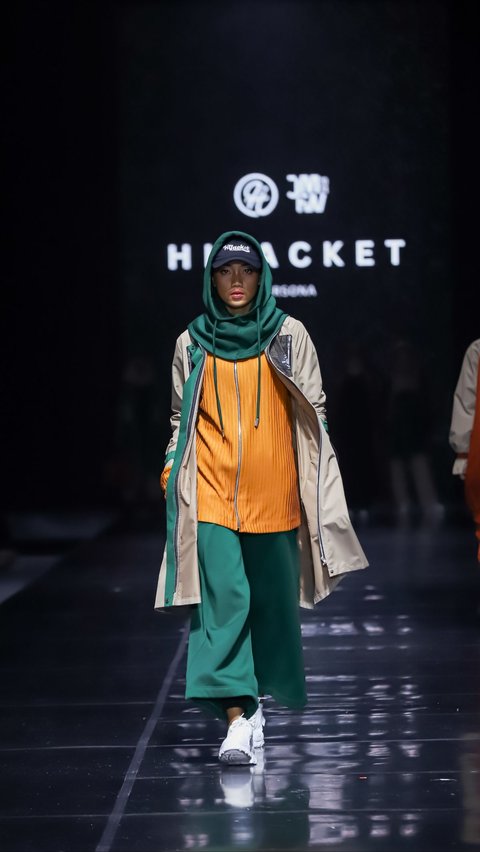 Practical Design Jacket and Hijab, Stylish and Functional Look