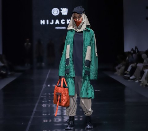 Practical Design Jacket and Hijab, Stylish and Functional Look