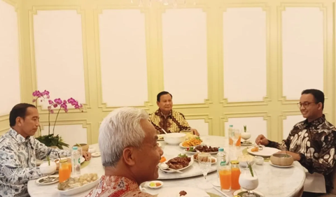 Pada jamuan makan siang yang dimulai sekitar pukul 12.30 WIB itu, Jokowi mengenakan pakaian batik putih bercorak biru dan duduk di antara Ganjar Pranowo dengan batik merah dan Prabowo dengan batik coklat. <br>