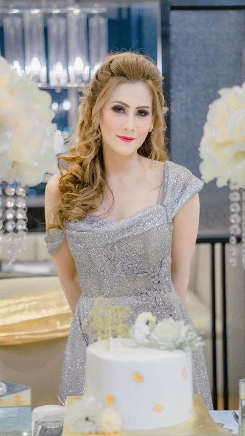 Portrait of Citra Kristinna, Mother Laura Moane with Grey Dress like a Living Barbie