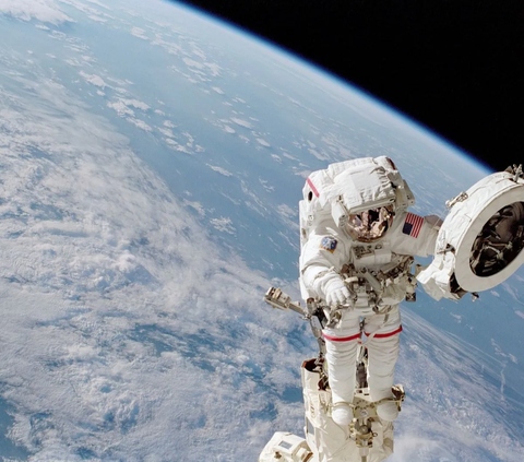 Sedang Asyik Nikmati Perjalanan Luar Angkasa, Astronot Ini Dikagetkan Suara Misterius seperti Orang Mengetuk Badan Pesawat Berulang-ulang
