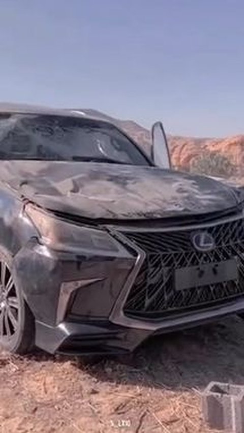 Lexus sendiri merupakan mobil pabrikan asal Jepang. Di Indonesia mobil Lexus dengan jenis LX 600 dijual dengan harga sekitar Rp3 miliar.