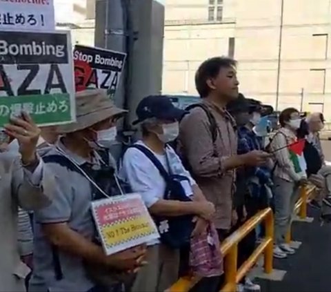 Viral Momen Aksi Bela Palestina Warga Jepang di Jalan, Netizen Salah Fokus dengan Kerapiannya