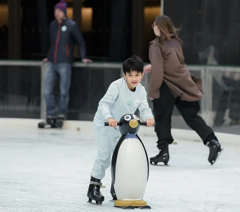 Potret Ganteng Rafathar saat Main Ice Skating di Amerika Serikat, Penampilannya Ramai Disebut Mirip Jaehyun NCT