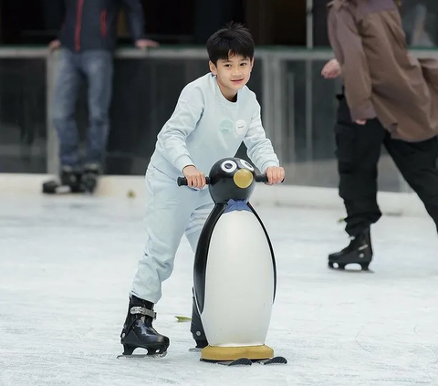 Potret Ganteng Rafathar saat Main Ice Skating di Amerika Serikat, Penampilannya Ramai Disebut Mirip Jaehyun NCT
