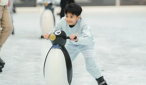 Penampilan Rafathar saat main ice skating langsung mencuri perhatian publik di dunia maya. <br>