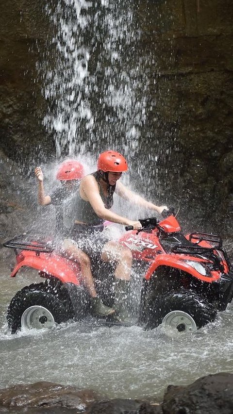 Meski dirinya terlihat feminin, Asha sebenarnya artis yang menyukai olahraga ekstrem. Ia pernah kedapatan bermain ATV di bawah air terjun dengan medan yang terjal.