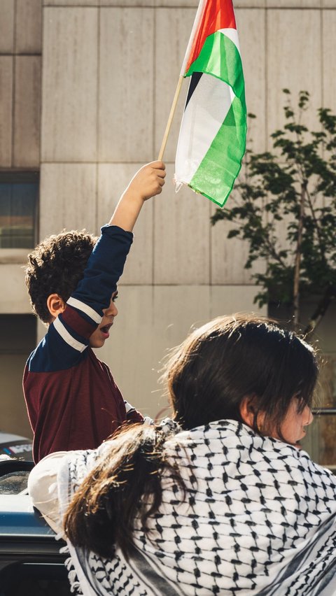 <b> Viral Momen Aksi Bela Palestina Warga Jepang di Jalan, Netizen Salah Fokus dengan Kerapiannya </b><br>