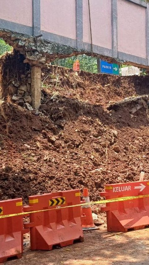 Turap Penahan Tebing di Taman Margasatwa Ragunan Jebol Akibat Curah Hujan Tinggi<br>