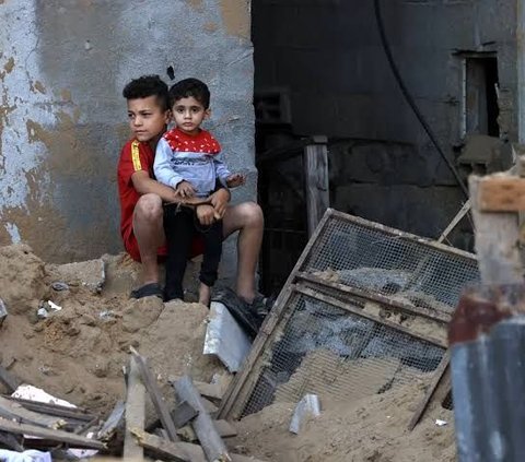 In the Midst of Bomb Blasts, This Palestinian Child Calms Himself with Zikir