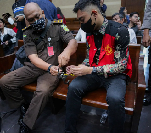 FOTO: Momen Mario Dandy Menangis Dipelukan Ayah Rafael Alun di Sidang Lanjutan Kasus Gratifikasi dan TPPU di Tipikor