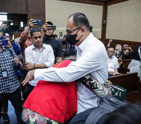 FOTO: Momen Mario Dandy Menangis Dipelukan Ayah Rafael Alun di Sidang Lanjutan Kasus Gratifikasi dan TPPU di Tipikor