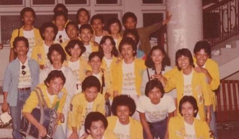 2. Portrait of UI students wearing yellow alma mater jackets, there is a famous actor.