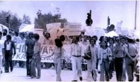 5. Picture of students protesting, there is a legendary figure.