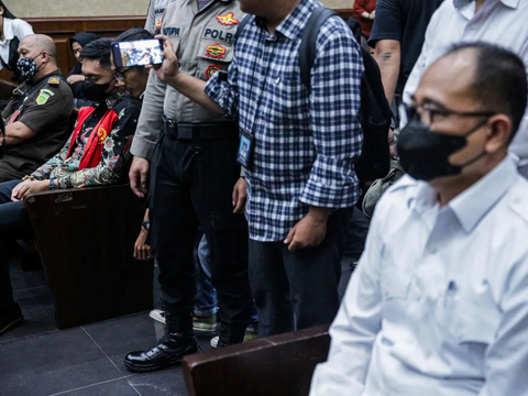 FOTO: Momen Mario Dandy Menangis Dipelukan Ayah Rafael Alun di Sidang Lanjutan Kasus Gratifikasi dan TPPU di Tipikor