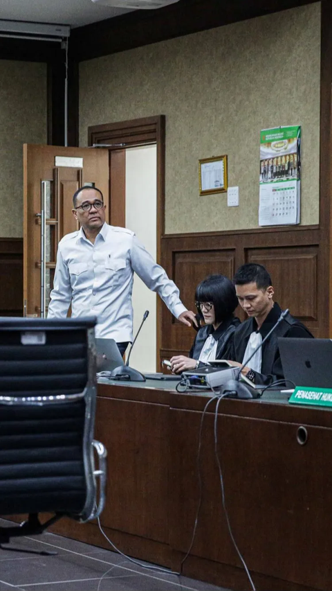 Rafael juga didakwa dengan Pasal 12 B jo Pasal 18 Undang-Undang Republik Indonesia Nomor 31 Tahun 1999 tentang Pemberantasan Tindak Pidana Korupsi jo Pasal 55 Ayat (1) Ke-1 KUHP jo Pasal 64 Ayat (1) KUHP atas kejahatan gratifikasinya.