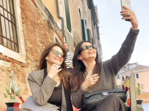 Foto-foto Liburan Cut Tari di Italia Bareng 'Kembaran', Kini Menginjak 46 Tahun Makin Cantik dan Awet Muda