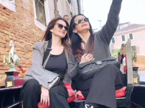 Foto-foto Liburan Cut Tari di Italia Bareng 'Kembaran', Kini Menginjak 46 Tahun Makin Cantik dan Awet Muda