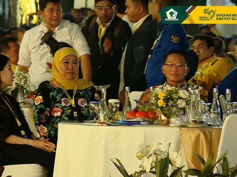 Khofifah Berjilbab Kuning, Jokowi Dikawal Prabowo dan Airlangga di Acara HUT Golkar