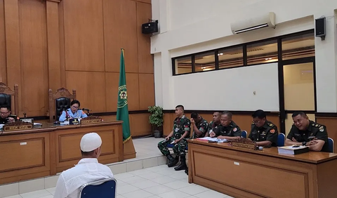 Praka RM kemudian meluruskan soal keterangan Zulhadi terkait pembagian tugas dirinya dengan Praka Heri Sandi (HS) dan Praka Jasmowir (J).