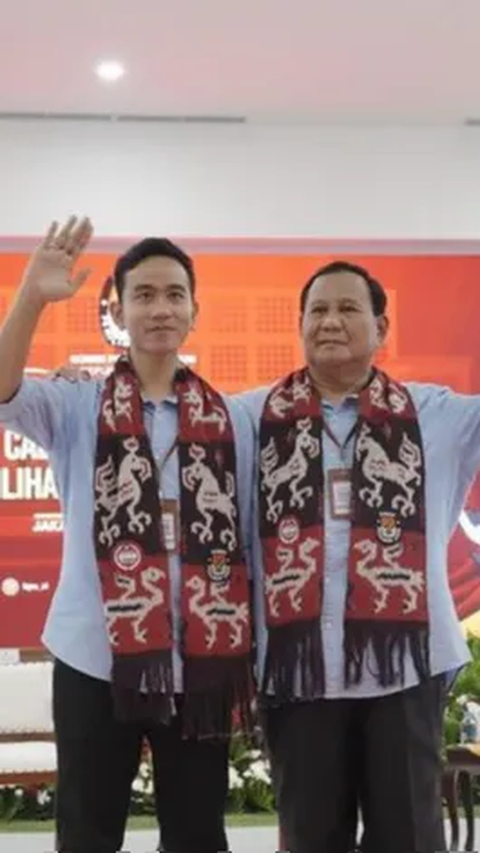 Selanjutnya, Airlangga melontarkan pantun di hadapan Jokowi. Dalam pantunnya, dia menyebut Prabowo-Gibran sangat serasi.<br>