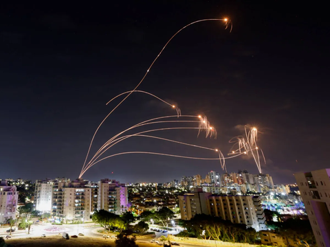 VIDEO: Iron Dome Israel Salah Tembak, Rudal Jatuh ke Rumah Sakit di Tel Aviv