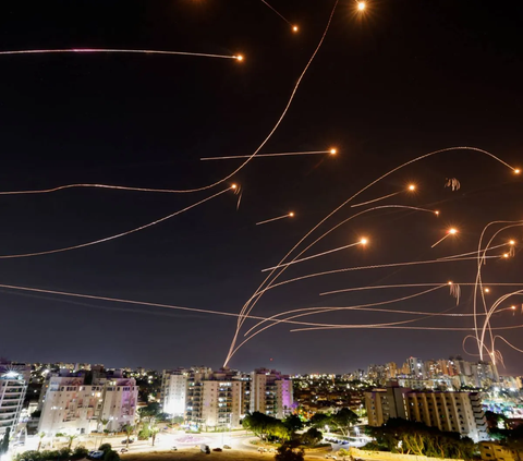 VIDEO: Iron Dome Israel Salah Tembak, Rudal Jatuh ke Rumah Sakit di Tel Aviv