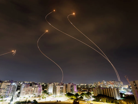 VIDEO: Iron Dome Israel Salah Tembak, Rudal Jatuh ke Rumah Sakit di Tel Aviv