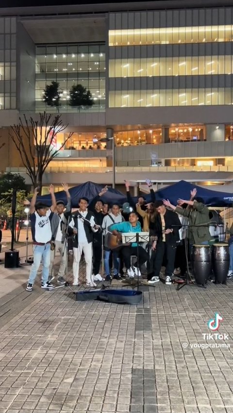 Momen WNI Hibur Warga Lokal dengan Nyanyikan Lagu ’Sayang’ Versi Jepang Ini Viral, Seru Banget
