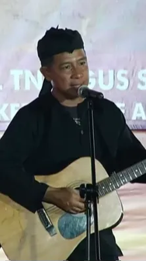 Keren Abis! Momen Kasad Jenderal Agus Subiyanto Solo Gitar Nyanyi 'Benci untuk Mencinta di Depan Ribuan Orang, Vokalis Naif Bisa Minder