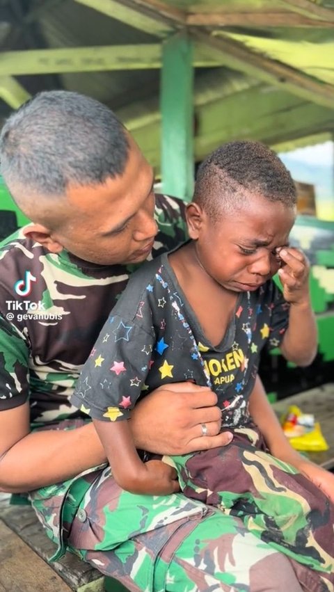 Viral Anak Papua Menangis saat Tahu Para TNI Akan Segera Pulang, Banjir Doa Warganet<br>