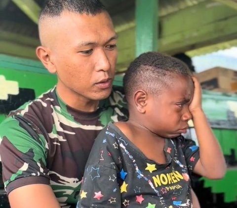 Viral Anak Papua Menangis saat Tahu Para TNI Akan Segera Pulang, Banjir Doa Warganet