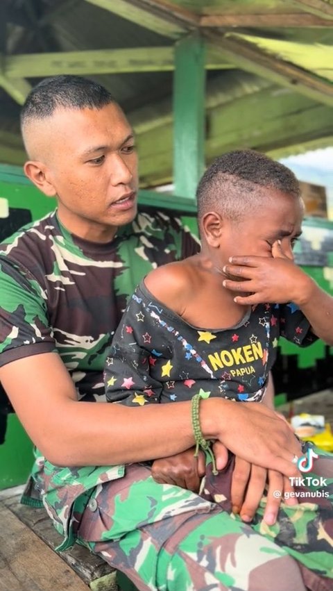 Viral Anak Papua Menangis saat Tahu Para TNI Akan Segera Pulang, Banjir Doa Warganet