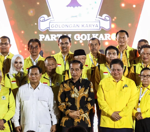 Presiden Joko Widodo atau Jokowi menghadiri acara Hari Ulang Tahun (HUT) ke-59 Golkar di Gedung DPP Partai Golkar. Kedatangannya disambut Ketua Umum Partai Golkar Airlangga Hartarto.