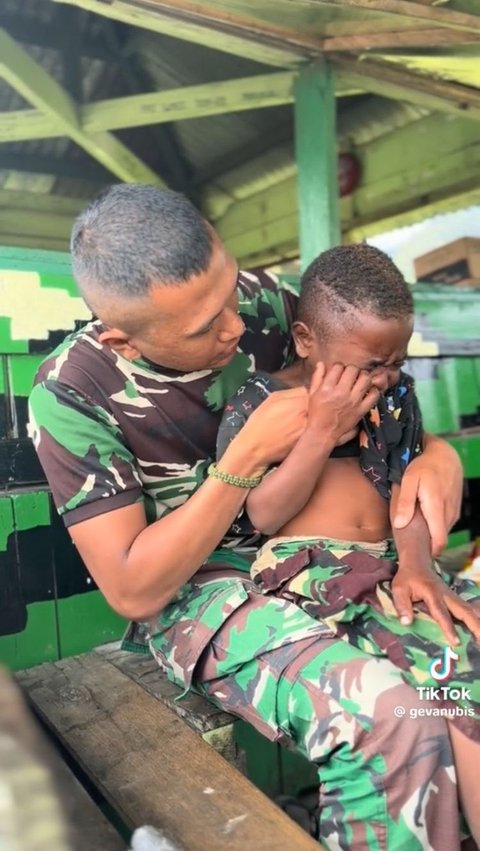 Viral Anak Papua Menangis saat Tahu Para TNI Akan Segera Pulang, Banjir Doa Warganet