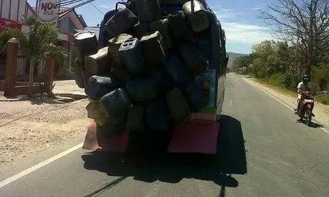 9 Potret Bus Bawa Barang Melebihi Truk, Sukses Bikin Ngeri dan Bingung!