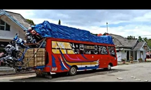 9 Potret Bus Bawa Barang Melebihi Truk, Sukses Bikin Ngeri dan Bingung!