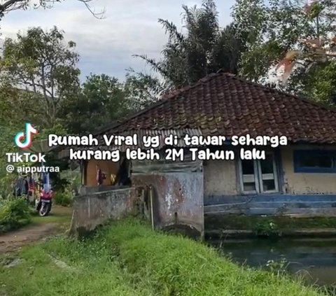 Di awal video, akun TikTok @aipputraa mengunggah tampak samping rumah ini. Ia pun menuliskan 