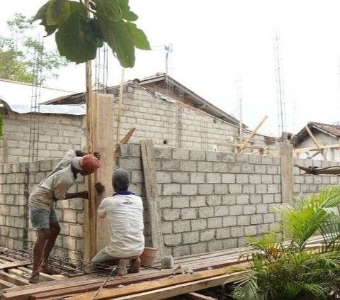 Buntut Pengemudi Ojol Kediri Kembalikan Dompet yang Ditemukan di Jalan, Kini Punya Pekerjaan Tetap Rumahnya Diperbaiki Bupati