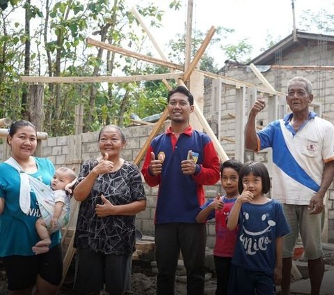 Buntut Pengemudi Ojol Kediri Kembalikan Dompet yang Ditemukan di Jalan, Kini Punya Pekerjaan Tetap Rumahnya Diperbaiki Bupati