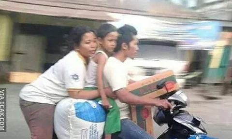 10 Potret Kocak Emak-Emak di Motor, Gayanya Sungguh di Luar Prediksi BMKG