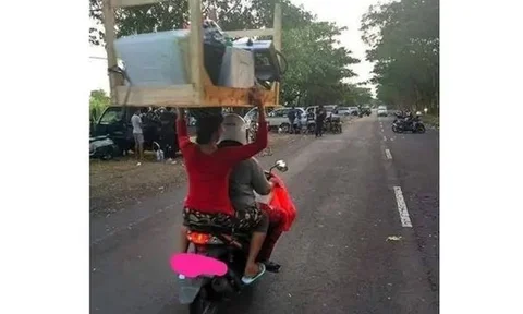 10 Potret Kocak Emak-Emak di Motor, Gayanya Sungguh di Luar Prediksi BMKG